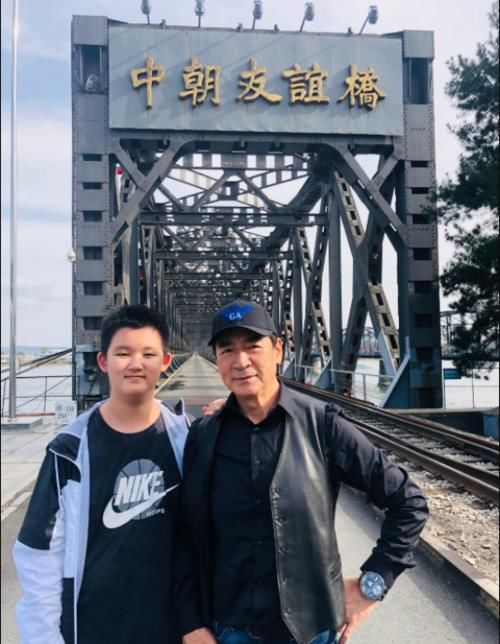 66岁寇振海一家出游，12岁儿子身高赶上爸爸，小21岁娇妻显老气