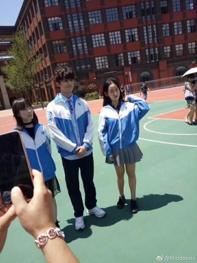 吴磊回高中参加毕业典礼,签名合影有求必应,随