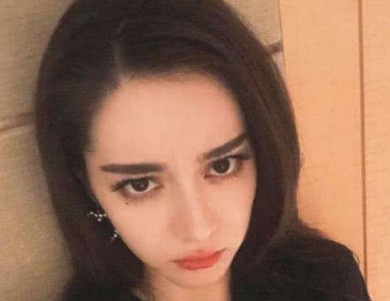 迪丽热巴给粉丝签名,签完看到一物,把签名又给