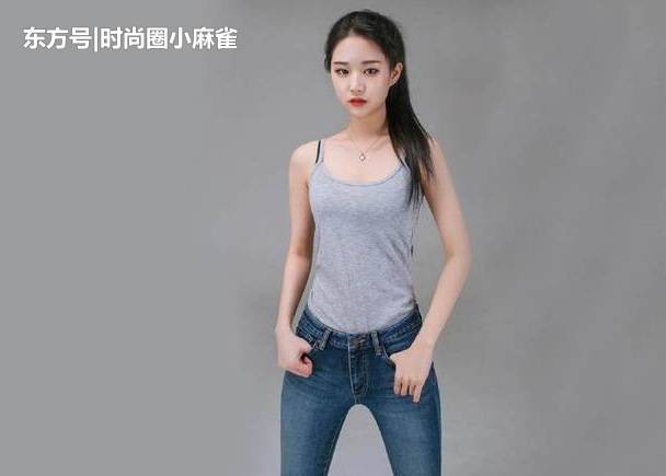 表情街拍:紧身牛仔裤小美女展现出性感女神气五青铜姐姐包百年了图片