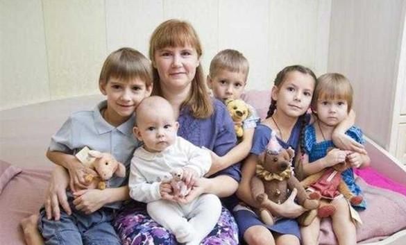 俄罗斯推新政鼓励生育 生小孩月补贴超千元_【