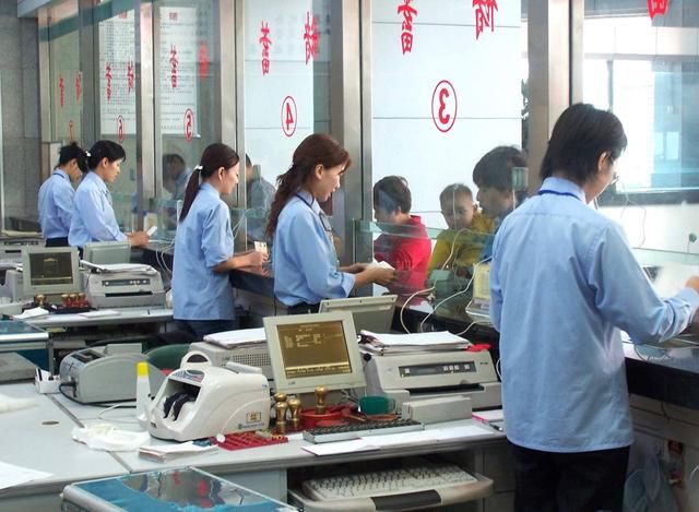 假如你去银行取款上千万,会发生什么事呢,怎么也想不到!