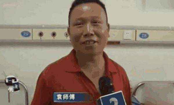 高龄孕妇逛街,不小心孩子掉了出来,丈夫:我一身