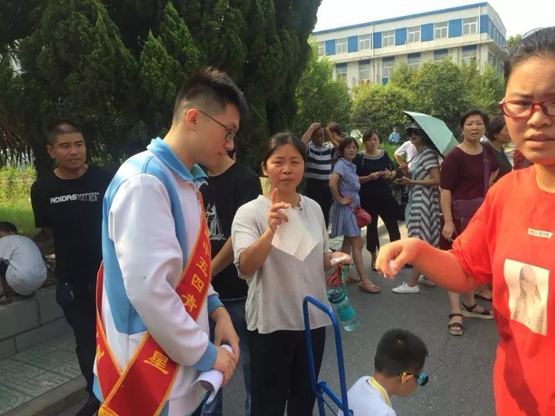 我校青年志愿者开展迎新生志愿服务活动