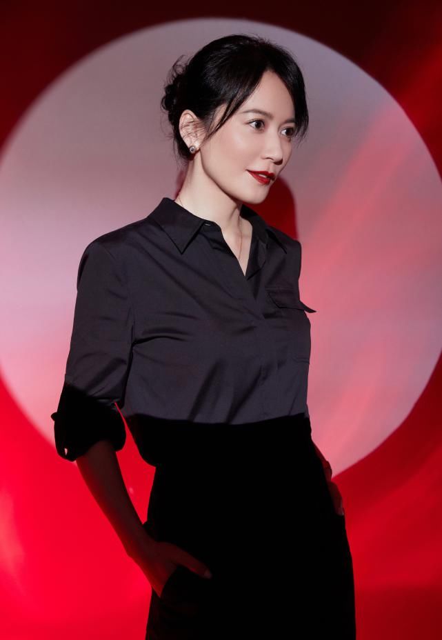 俞飞鸿堪称东方赫本，一身黑色连体裤高级大气，骨子里散发气质