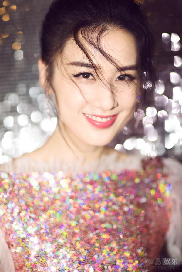 黄圣依穿粉色亮片裙 被赞锦鲤美人