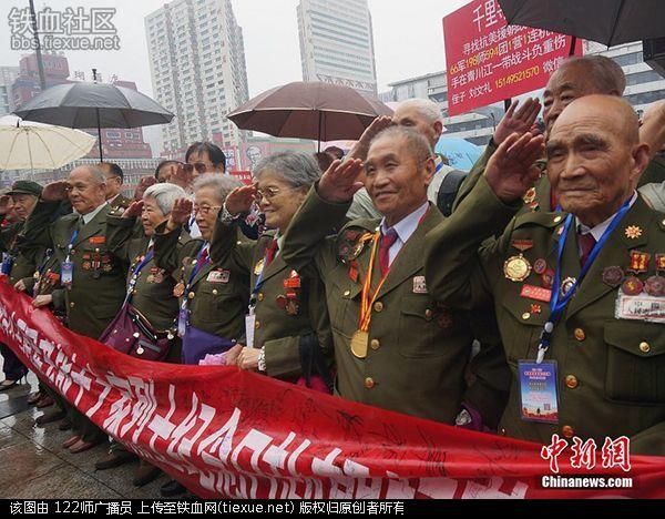 老兵去朝鲜给志愿军烈士扫墓，战友我们来看那你了