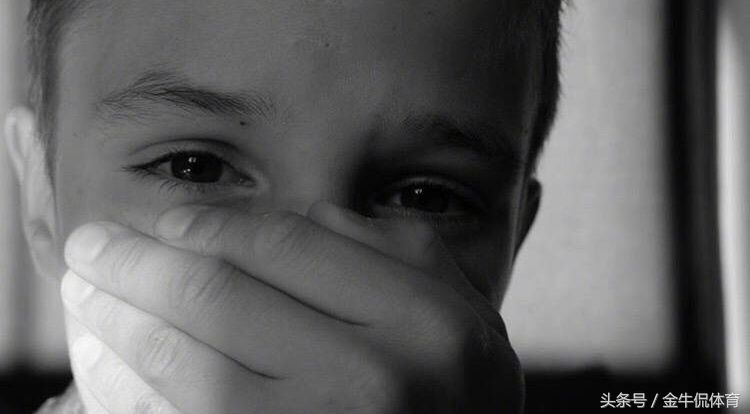 贝克汉姆爱女练舞累坏了吃晚餐补补!跪在椅子