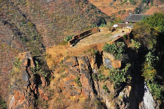 中国最奇特的石头城，108户村民共居完整岩石上！