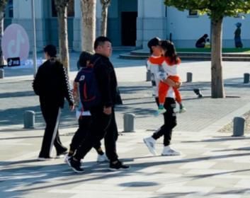 章子怡一家出游无人识？女儿给保姆照顾，两人逛高级店铺消费