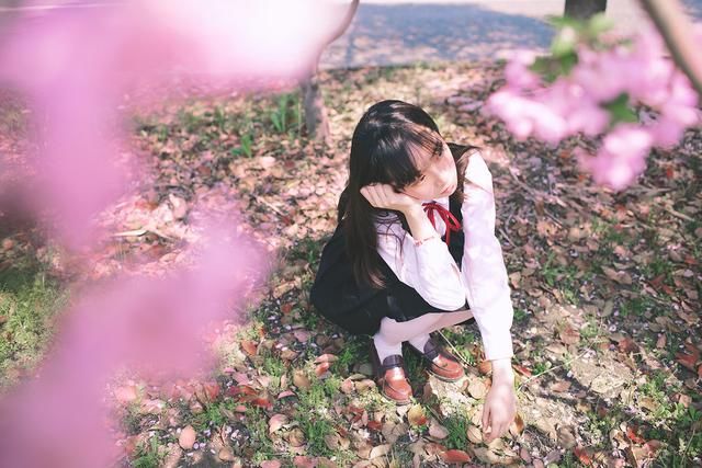 夜深了,一个人静静思考着人生