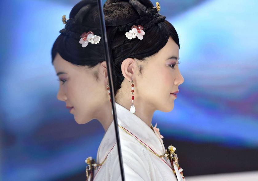 中国首个智能美女机器人亮相,未来机器人老婆