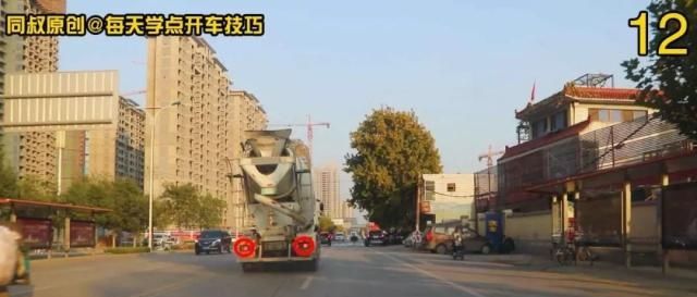 路口黄灯持续闪烁