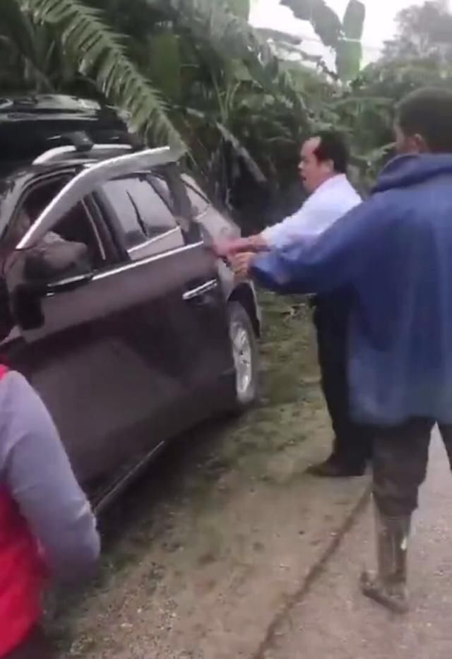 东北小伙广西摘香蕉,是地域黑还是真的素质低