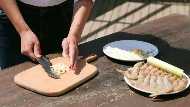 油焖大虾怎么做最入味？饭店大厨那偷学的秘方，吃一口回味无穷