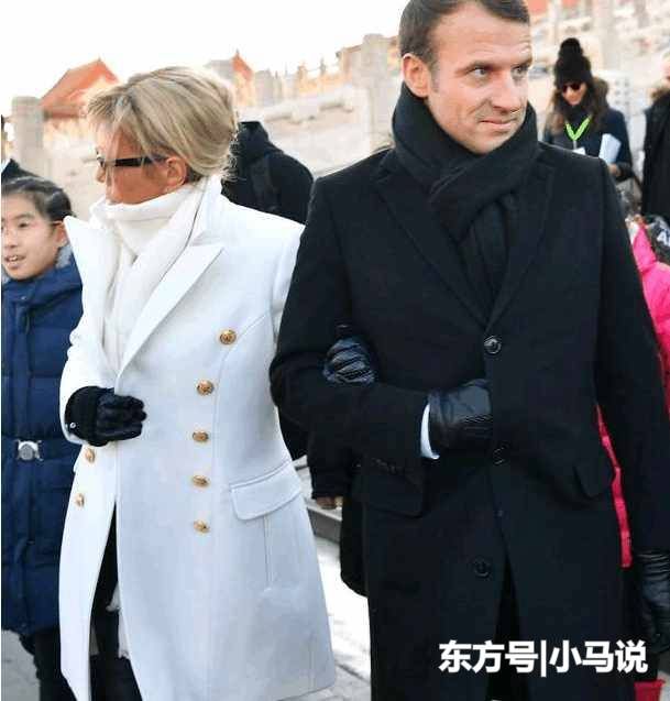 实拍: 40岁法国总统牵手64岁妻子参观故宫, 一
