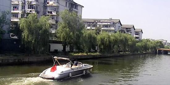 环城河里开游艇兜风?一查竟是无证驾驶