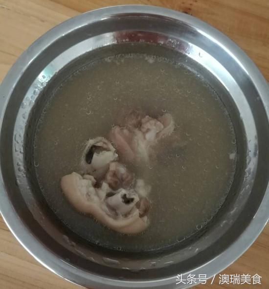 婆婆来城里看我们，给她做了一桌子饭菜，她特别感动