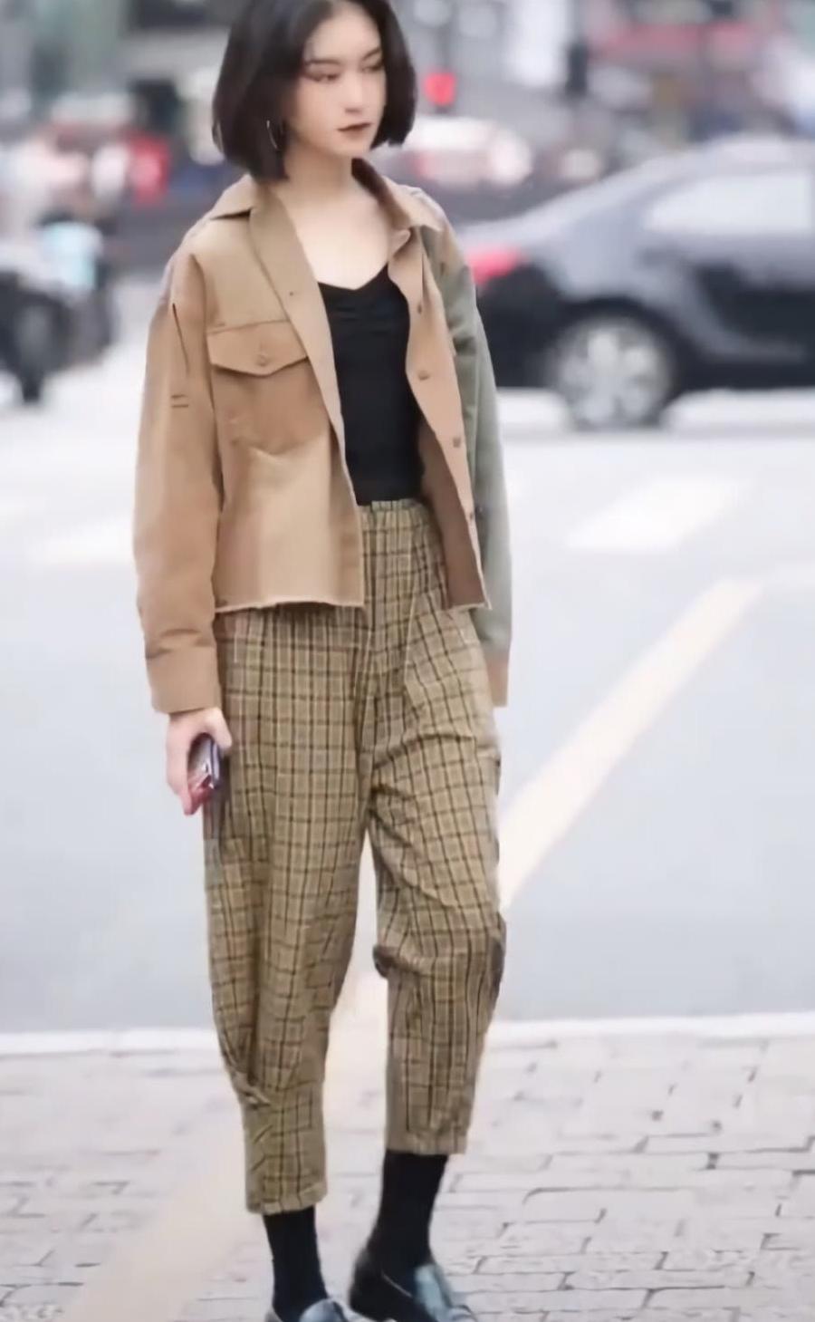 阔腿裤算什么, 小姐姐直接缝成夹脚裤穿, 露出