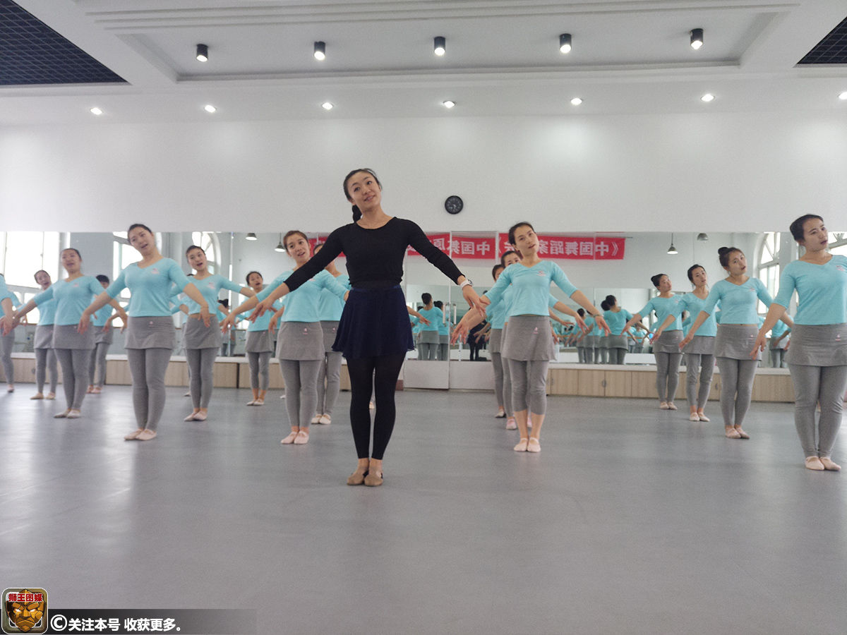 金牌美女舞蹈教师全国仅74人 三年培训千余学