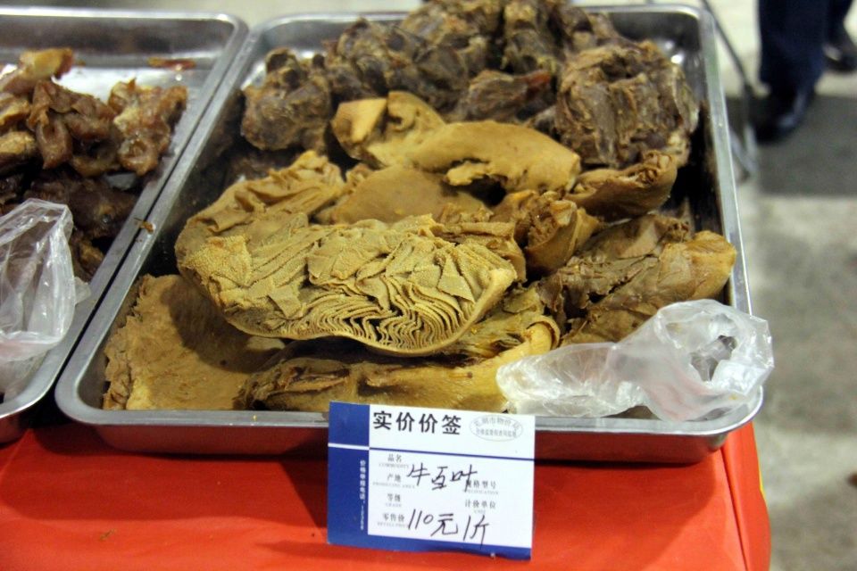 这一斤生牛肉40元，还有不少市民等着买