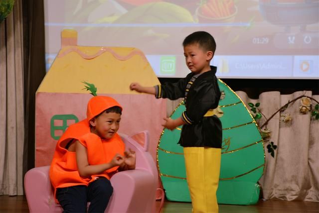 金蔷薇幼儿园开展第九届童话节系列之家庭手拉