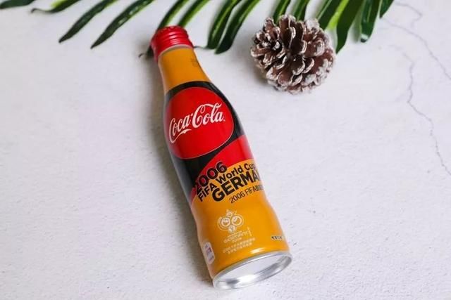 世界杯在左零食在右,肥宅告诉你快乐就是这么