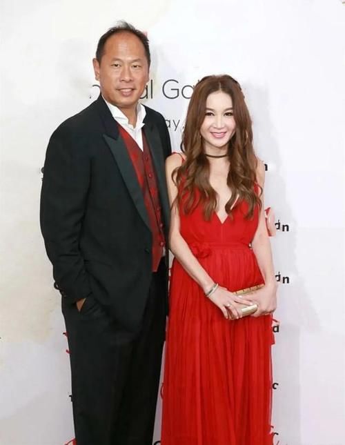 54岁温碧霞晒照向老公示爱，20年前的金童玉女，再同框时像父女