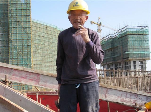 农民工父亲买衣服忘带钱，被女导购吐口水，经理看到父亲后傻了眼