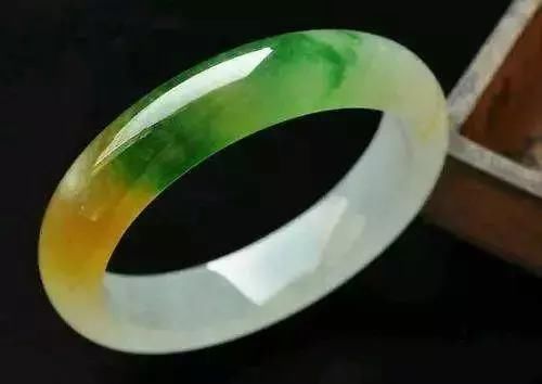 18万买的后江翡翠原石,切出罕见的黄加绿翡翠,这运气
