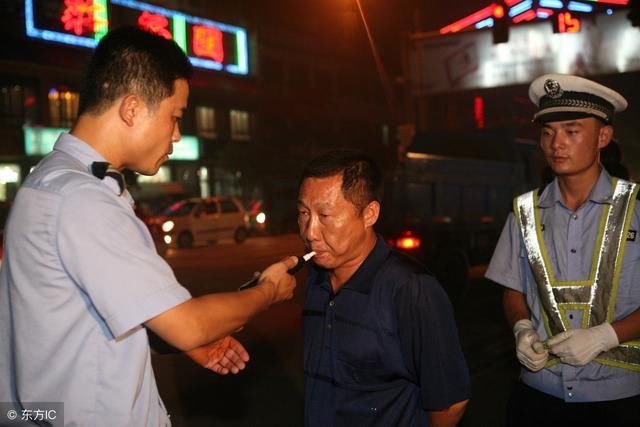 开车撞到无证驾驶的摩托车，责任如何划分？现在知道还来得及