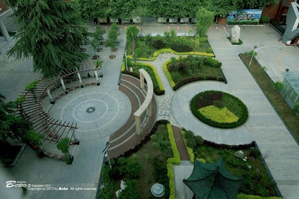 西安铁一中校友列队集合:祝考生马到成功!