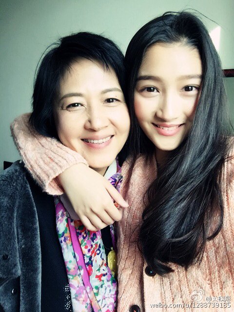 父母同脸的明星：关晓彤妈妈基因强大，谢娜跟妈妈神态都一模一样