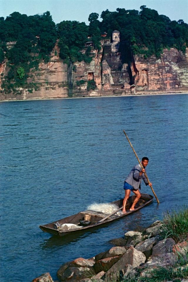 1980年的乐山大佛 还有游客在大佛身上爬来爬去