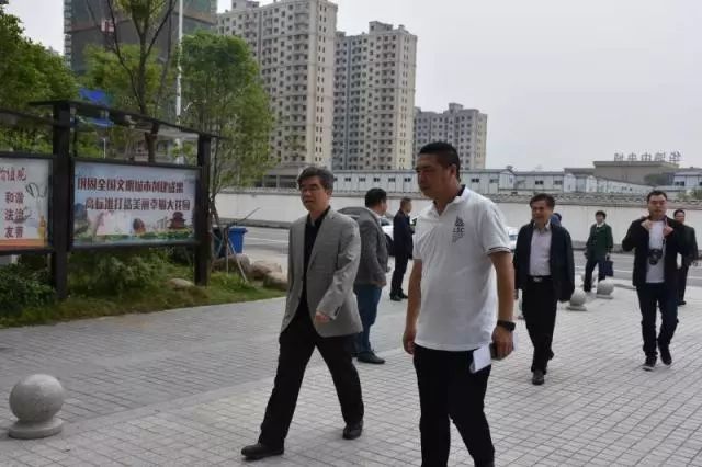 市政协委员视察全市推进消除大班额、超标准班