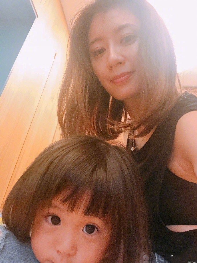 贾静雯晒女儿布布,大眼萌萌超可爱,网友直呼:求