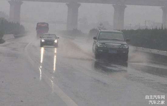 当高速公路突遇暴雨，应急车道暂停留是否违章?