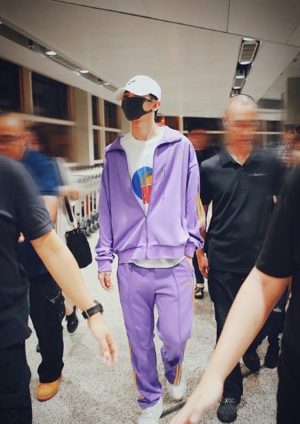 蔡徐坤紫色运动服现身香港 走路带风,网友:疯狂
