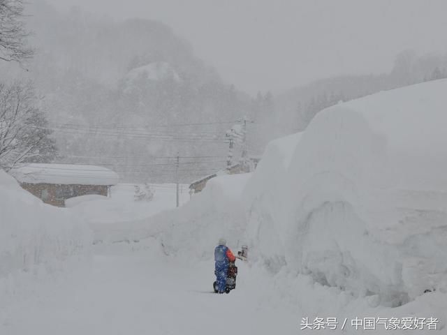 历史首次！日本暴风雪肆虐积雪高达4.3米！路边堆起壮观雪墙