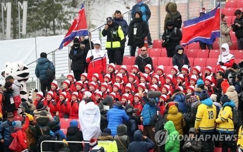 朝鲜拉拉队现身高山滑雪场，戴墨镜，手鼓充气棒国旗都用上