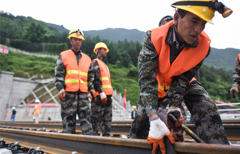 成贵铁路四川段正线铺轨完成