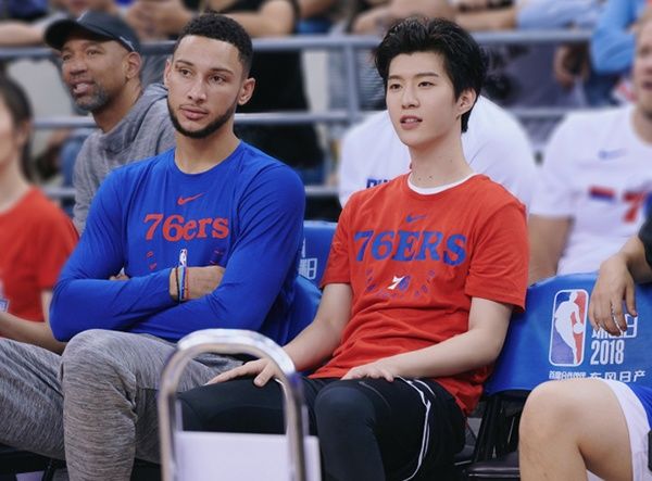 范丞丞素颜现身上海篮球赛,运动中颜值差距大