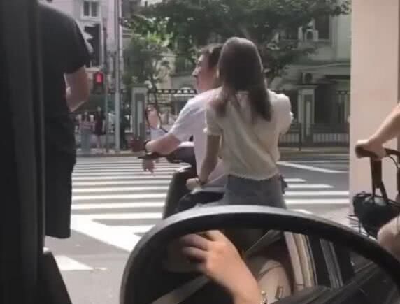 太接地气!王思聪街头骑电动车载白衣美女,两个的网友穿部一是哪番号情趣内衣图片