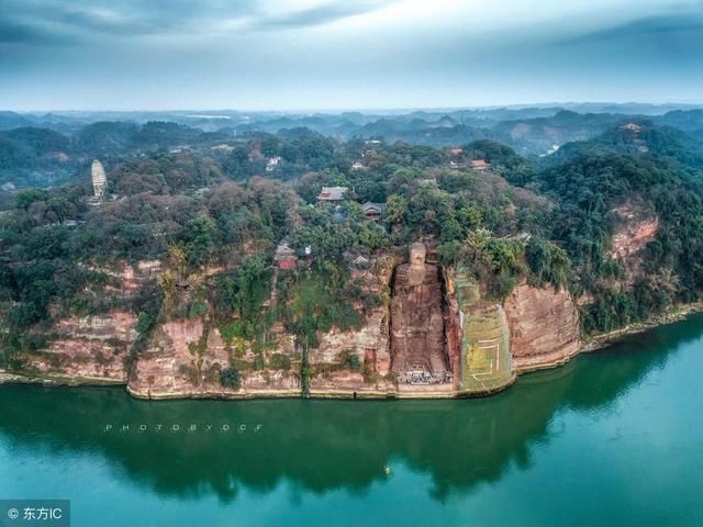 天下最大的一尊摩崖石刻乐山大佛，每天吸引万千游客前来拜会