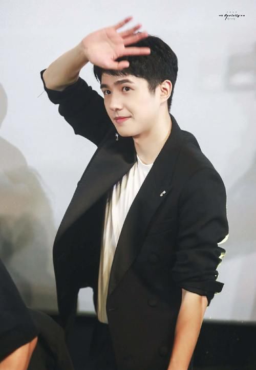 刘昊然第一次上舞台并且最后还荣幸得奖，也是因此这样才踏上了演艺之路