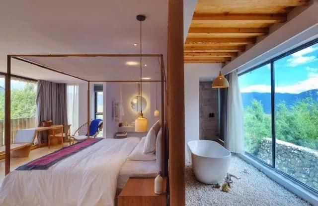 这座民宿位于玉龙雪山脚下第一村旁，是99％的游客都不知道的秘境