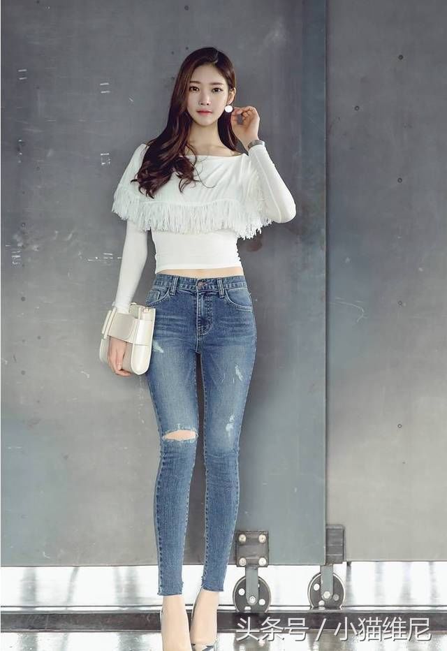 朴正允:韩国女神JungYoon白色紧身上衣牛仔裤