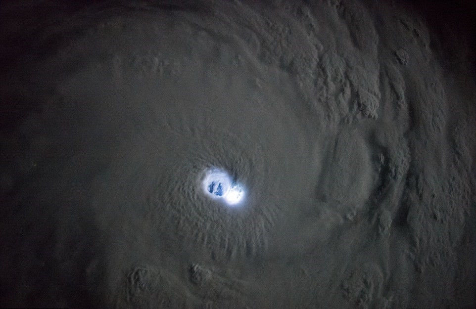 直击从太空俯拍地球的八张照片，在地表永远看不到这样的奇观