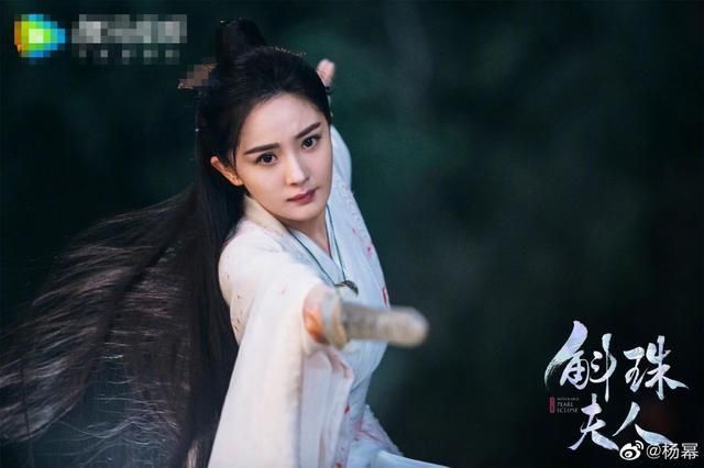 杨幂字母黑袜上热搜，时尚宠儿品味独特，新剧斛珠夫人刚杀青