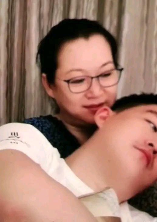 赵本山儿子近照神似张翰，透露工资被怼后抱母撒娇，抗压力不如妹